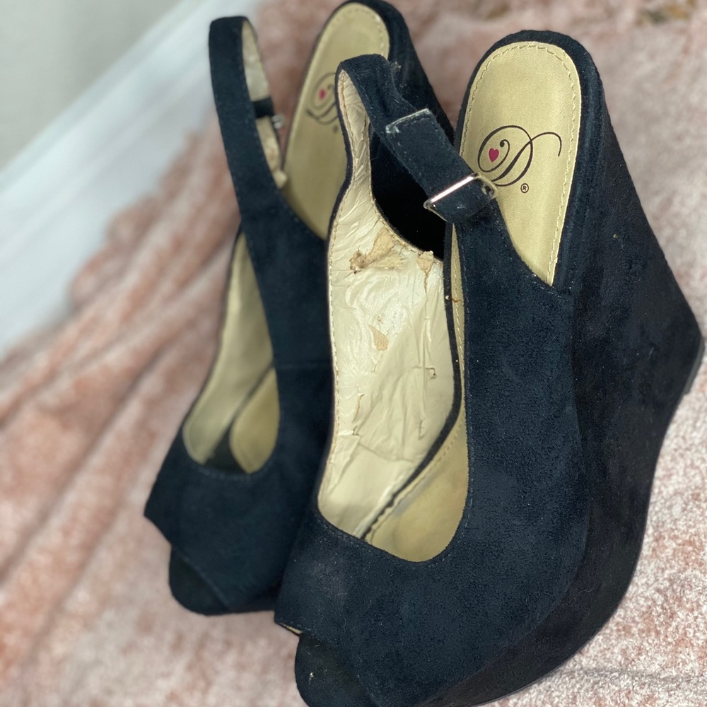 Black wedges